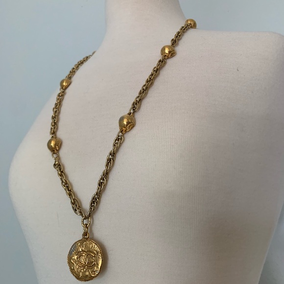 Chanel vintage gold Medallion with dual faced pendant featuring hexagon accents - Picture 4 of 9